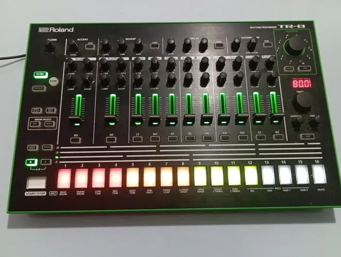 Roland TR-8