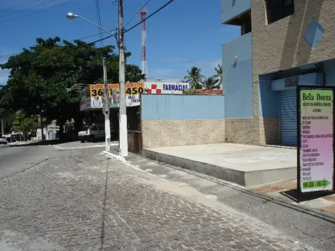 Lojas em Ponta Negra, frente para avenida principal, sem taxa de condomínio obrigatória