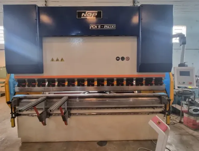 Prensa Dobradeira Hidráulica NGP 250ton 3200mm 