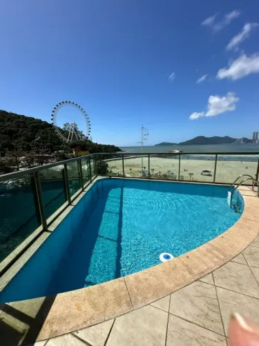 APARTAMENTO DIFERENCIADO FRENTE MAR COM PISCINA PRIVATIVA EM BALNEÁRIO CAMBORIÚ