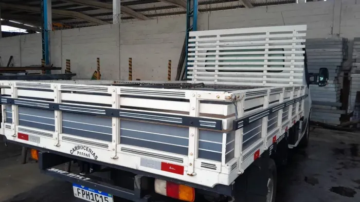 VENDE-SE CARROCERIA 3.50X2