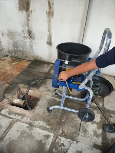 Desentupimento e limpeza de fossas