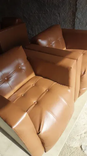 POLTRONAS NOVAS COURO ECOLÓGICO CARAMELO PARA SALÃO DE BELEZA, RECEPÇÃO, BARBEARIA E SALAS