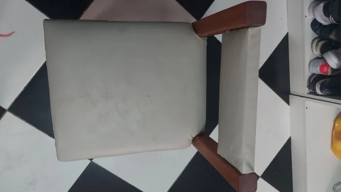 Cadeira em couro sintético cinza