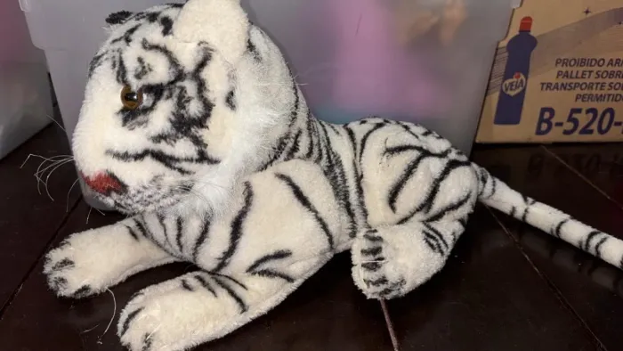 Tigre branco de pelúcia que ruge  