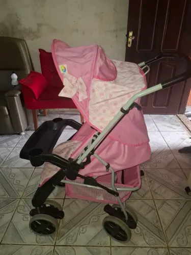 Vendo um carrinho de bebê 350 não faço entrega 