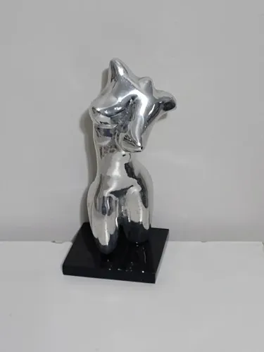 Escultura feminina mulher estilizada em alumínio