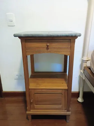 Criado-mudo de madeira com tampo de mármore