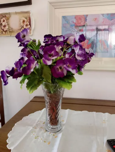 Vaso decorativo com flores artificiais. SEM USO
