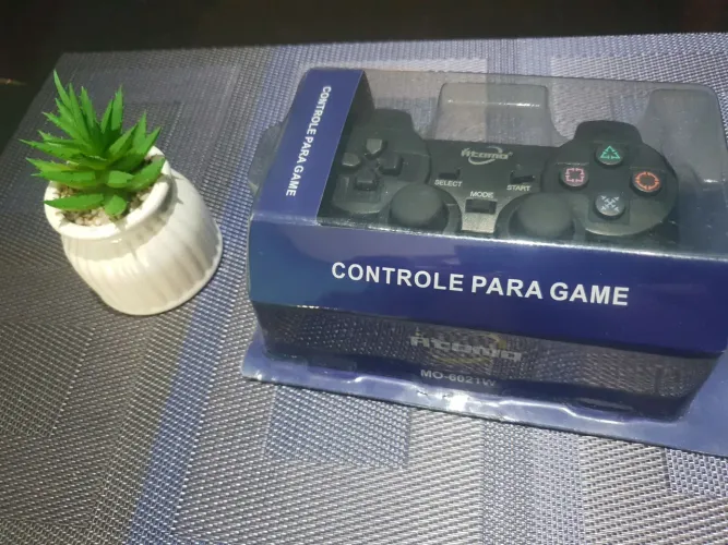 Controle ps2 sem fio precisa de 2 pilhas palito