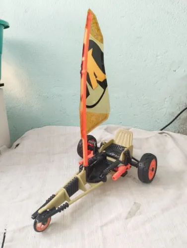 Carrinho de brinquedo com vela