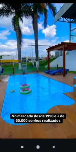 Ana: piscina de 7 metros com bancos na escada 