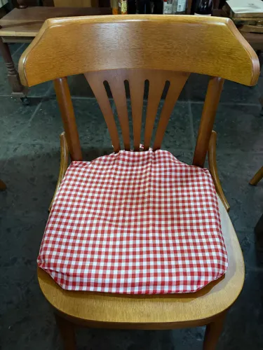 Cadeiras de madeira maciça 