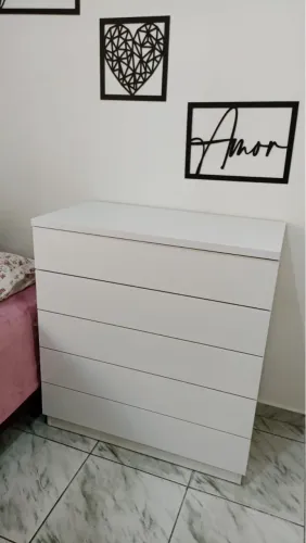 Cômoda Branca Moderna com Design Elegante