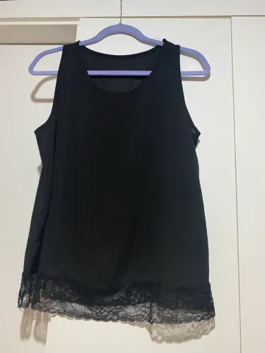 Camiseta Preta em Tecido Delicado