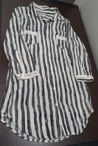Camisa listrada branca e preta