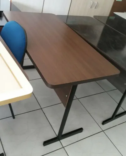 Mesa para escritório ou estudo em MDF e perna de ferro, frete grátis
