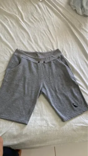 Bermuda de Moletom Cinza com Detalhe
