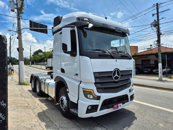 Mb actros 2651 2023 traçado 6x4 pneus novos 