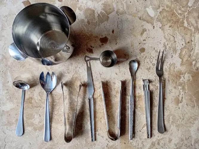 Kit de pegadores, balde e dosador em Inox