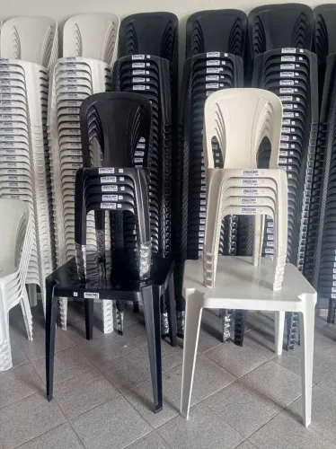 Cadeiras de Plástico Novas e a mesa produto novo.