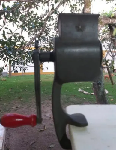 Ralador de queijo manual antigo - Colecionador
