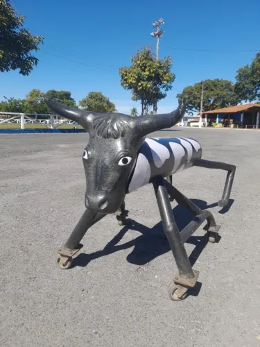 Boi de treino Team Roping em metal e fibra com rodinhas para treino de laço