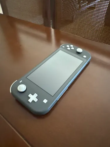 Nintendo Switch Lite (muito novo)