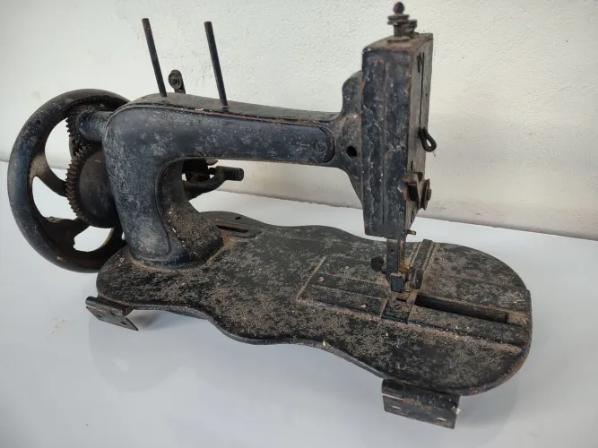 Máquina de Costura Antiga