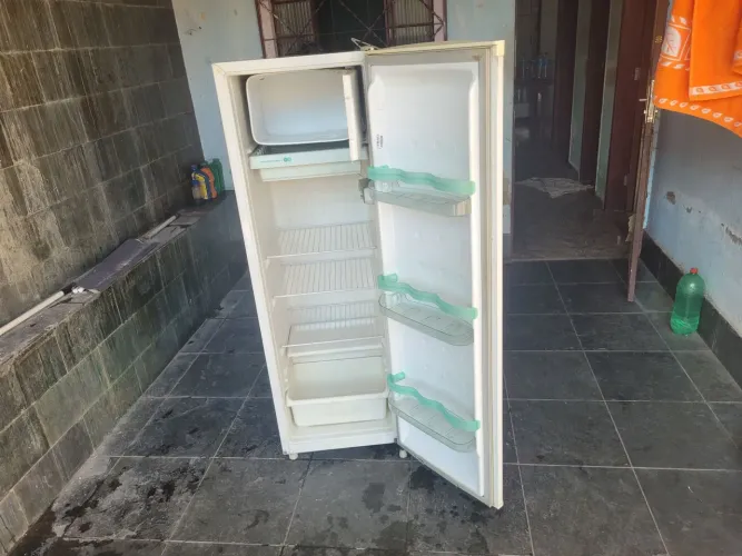 Vendo geladeira 280litros consul