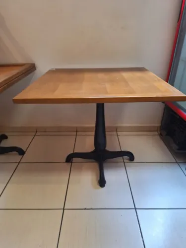 OMesa de Jantar em Madeira com Base de Ferro