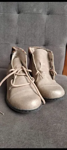 Bota bege com detalhe animal print