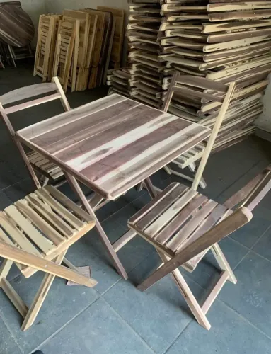 Conjunto de Mesa e Cadeiras Dobráveis de Madeira