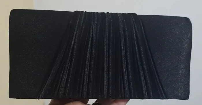 Bolsa de mão preta com detalhe drapeado