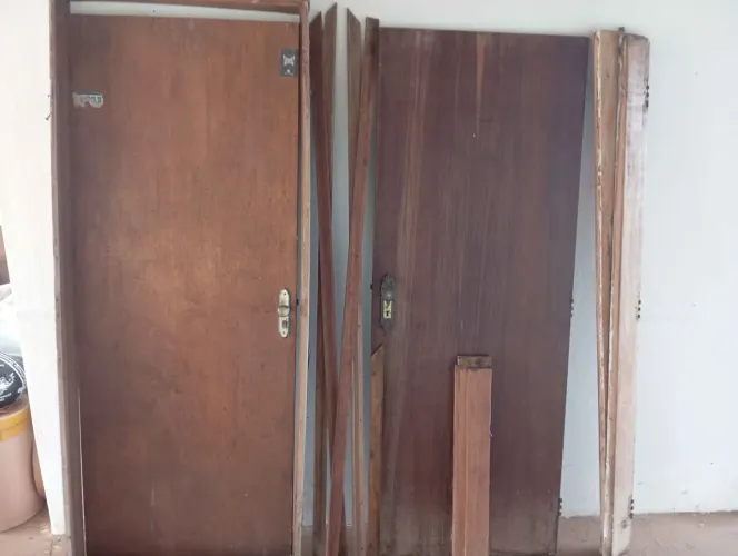 2 portas de madeira com ambos batentes