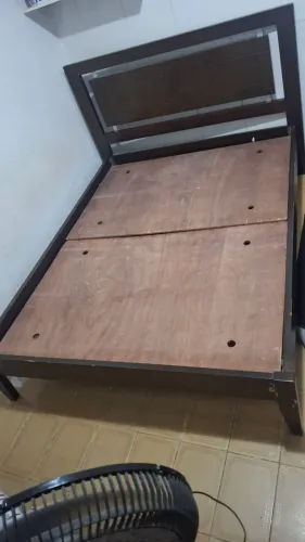 Vendo cama de madeira maciça , casal .   Em bom estado !! Cama sem colchão. 