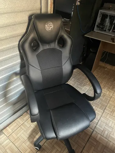 Cadeira Gamer UP X32FB com Encosto Inclinável 25° e Assento Ajustável - Preta