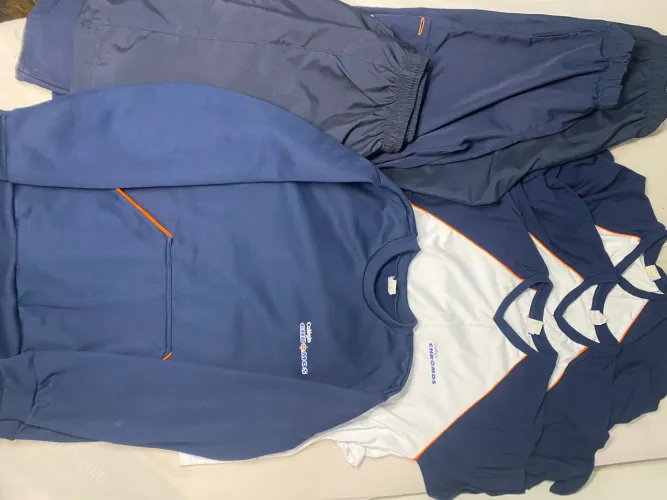 Uniforme completo Chromos seminovo com 7 peças