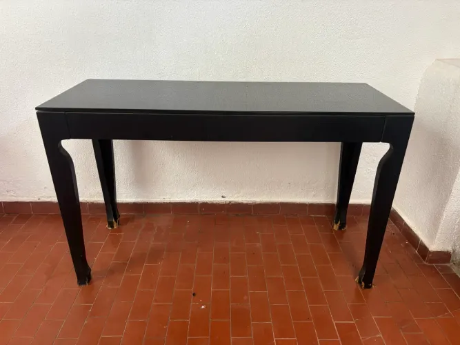 Aparador com tampo de vidro preto
