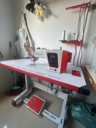 Máquina de Costura Industrial Reta Eletrônica Sun Special + Mesa + Acessórios