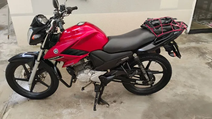 Vendo moto fazer 150 por 10 mil nem 1 real a menos moto está comigo a 7 anos para pessoas 