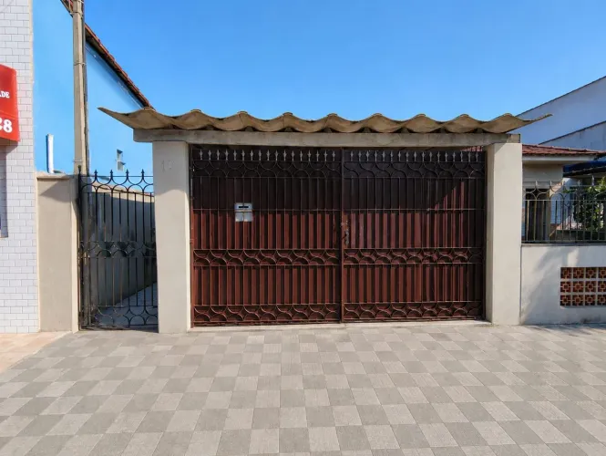 Casa na Vila Nova na Quadra dos Hospitais e Faculdade de Medicina São Judas em Cubatão