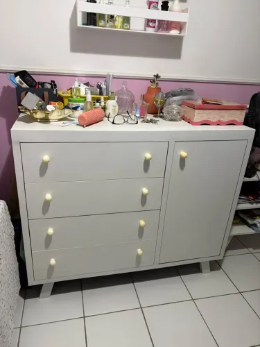Cômoda branca com 4 gavetas e 1 porta