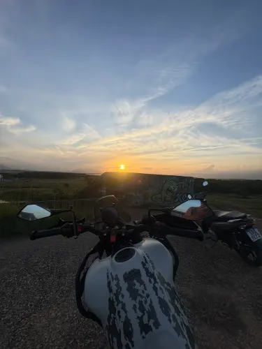 Himalayan 450 pneus sem câmeras. Pra vender rápido