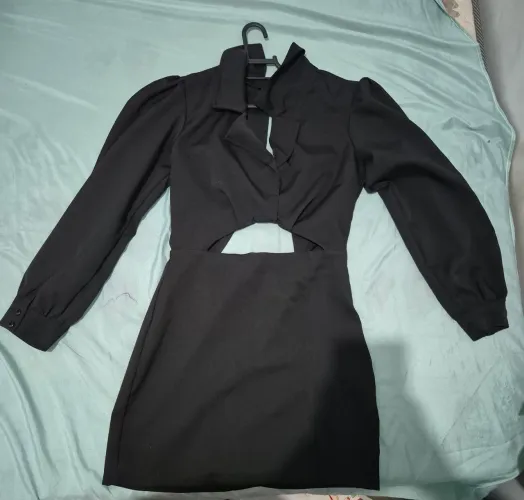 Vestido Preto Curto Cut Out (Recorte na Cintura) Mangas Longas - Tam M
