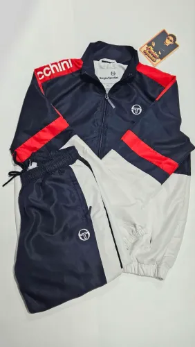 Conjunto Sergio Tacchini - Branco, Azul e Vermelho.
