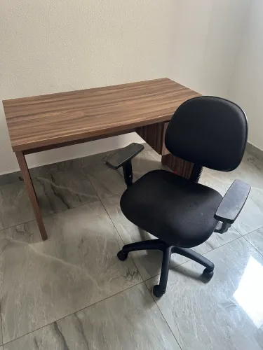 Cadeira executiva + mesa para computador