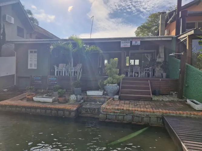 Alugo casa na beira do Canal da Barra