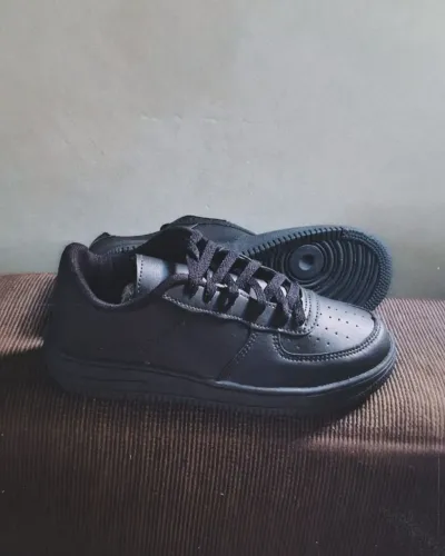 Vendo 2 pares de tênis novo. Na pontuação 40. WhatsApp *