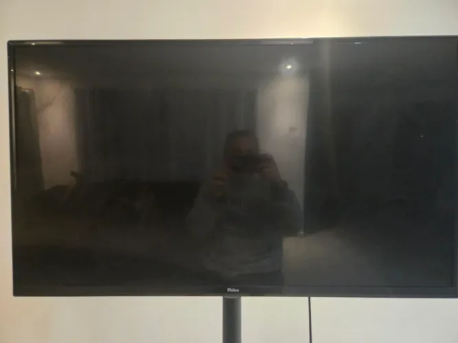 Televisão de tela plana da marca Philco.